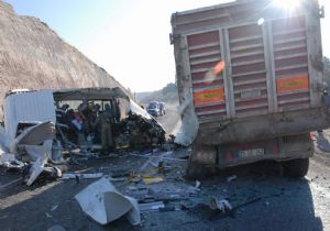 Öğrenci servisi tırın altına girdi: 4 ölü